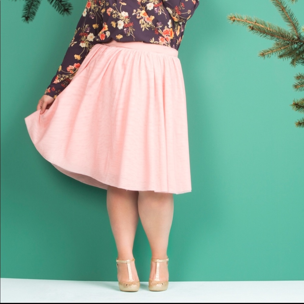 Modcloth Gold T-Strap Heels 👠 Size 7.